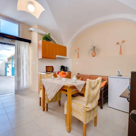 Mantilaria * ثيرا